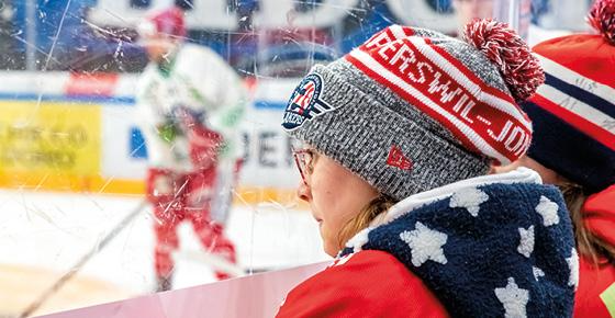 Blick hinter die Kulissen – Verfolge das Spiel von der Strafbank aus 